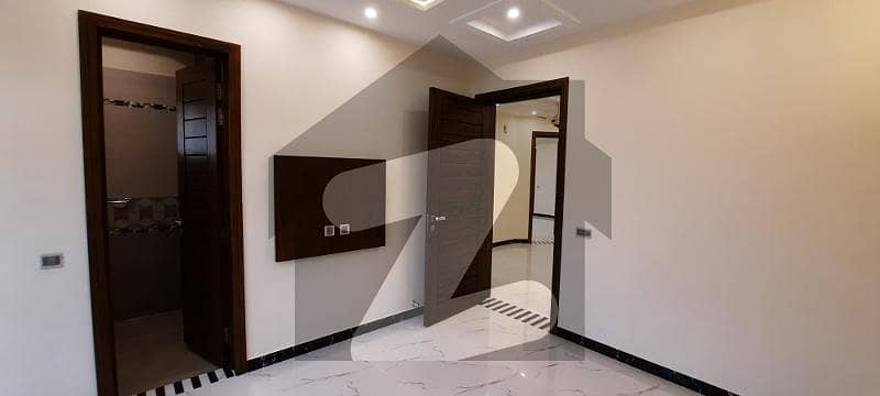 بحریہ ٹاؤن سیکٹر B بحریہ ٹاؤن,لاہور میں 5 کمروں کا 10 مرلہ مکان 3.3 کروڑ میں برائے فروخت۔