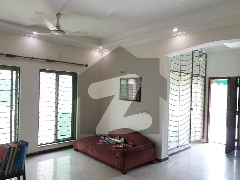 PRIME LOCTION 10 MARLA UPPER PORTION AVAILABLE FOR RENT IN DHA PHASE 1