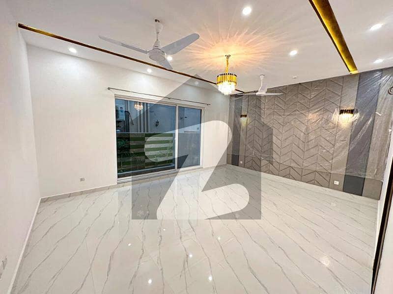 1 Kanal Super Out Bungalow Near To Commercial And Park Available For Rent