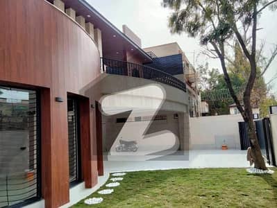 Beautifully Renovated 666 SY 6 Bedroom House For Sale In F-7 , Islamabad.