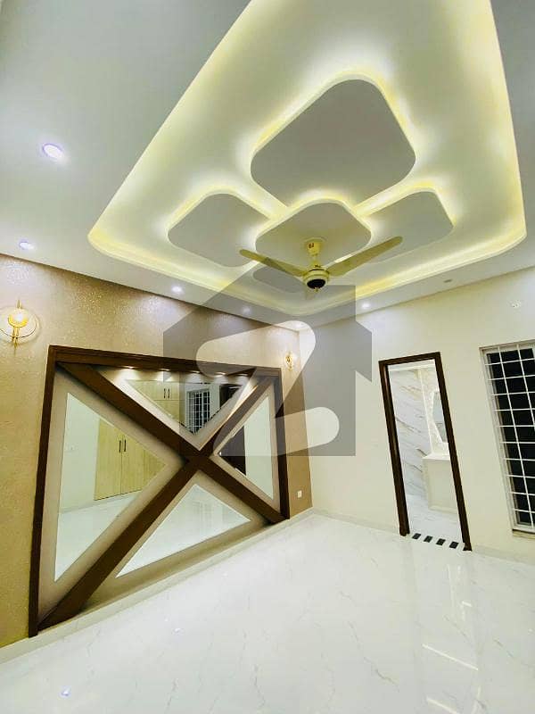 بحریہ ٹاؤن لاہور میں 5 کمروں کا 10 مرلہ مکان 3.4 کروڑ میں برائے فروخت۔