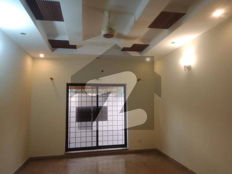 الرحمان گارڈن لاہور میں 3 کمروں کا 8 مرلہ مکان 2.75 کروڑ میں برائے فروخت۔