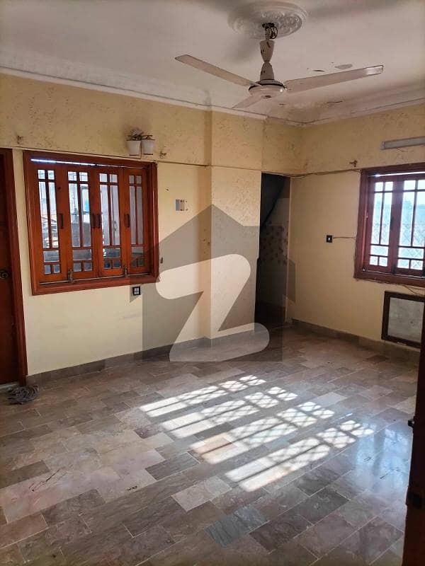 3 Bed DD Flat At Ideal Location Near Tariq Road