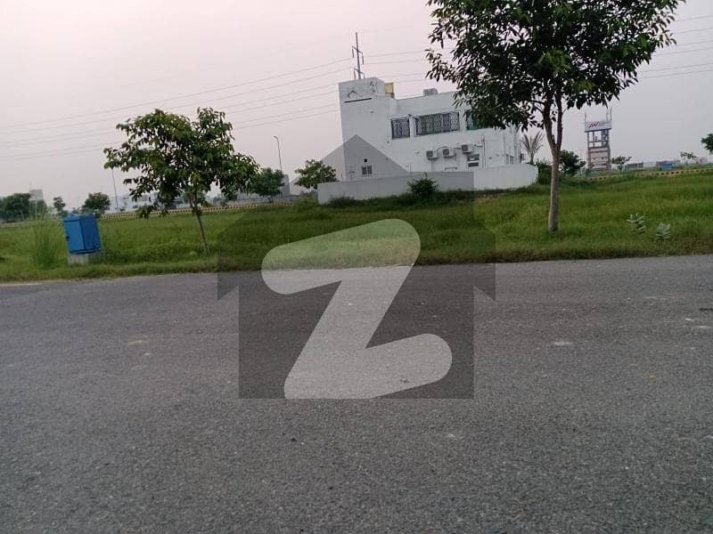 ڈی ایچ اے فیز 7 ڈیفنس (ڈی ایچ اے),لاہور میں 2 کنال رہائشی پلاٹ 4.85 کروڑ میں برائے فروخت۔