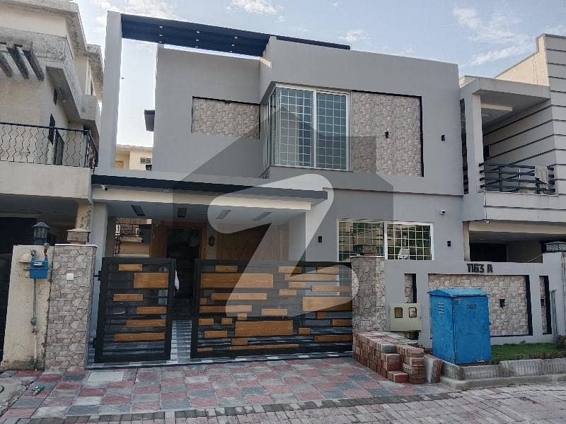 بحریہ ٹاؤن فیز 3 بحریہ ٹاؤن راولپنڈی,راولپنڈی میں 5 کمروں کا 10 مرلہ مکان 6.2 کروڑ میں برائے فروخت۔