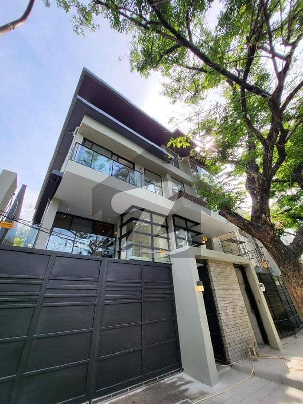 DEFENCE 500 SQ,YARDS (5) FIVE MASTER BEDROOMS SUPER ELEGANT ARTISTICALLY MOST MODERN HOUSE AVAILABLE FOR RENT
