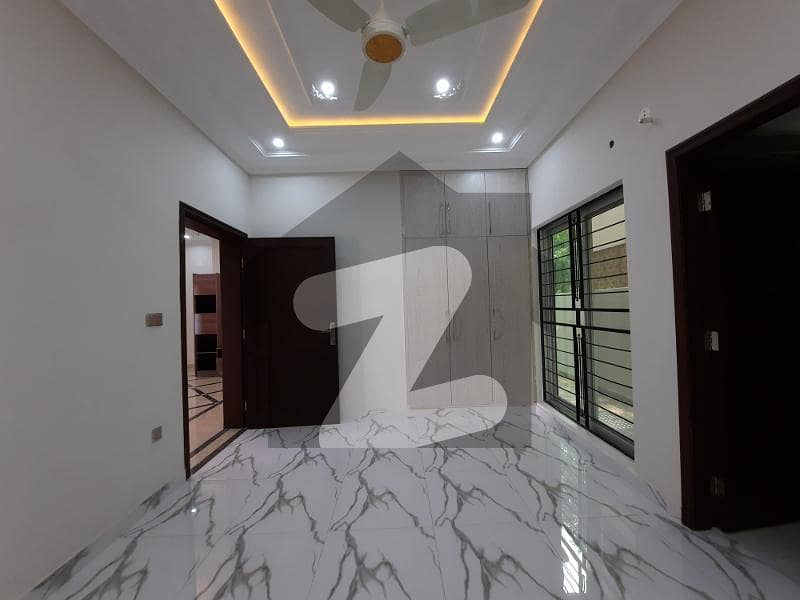 بحریہ ٹاؤن سیکٹر سی بحریہ ٹاؤن,لاہور میں 3 کمروں کا 5 مرلہ مکان 2.1 کروڑ میں برائے فروخت۔