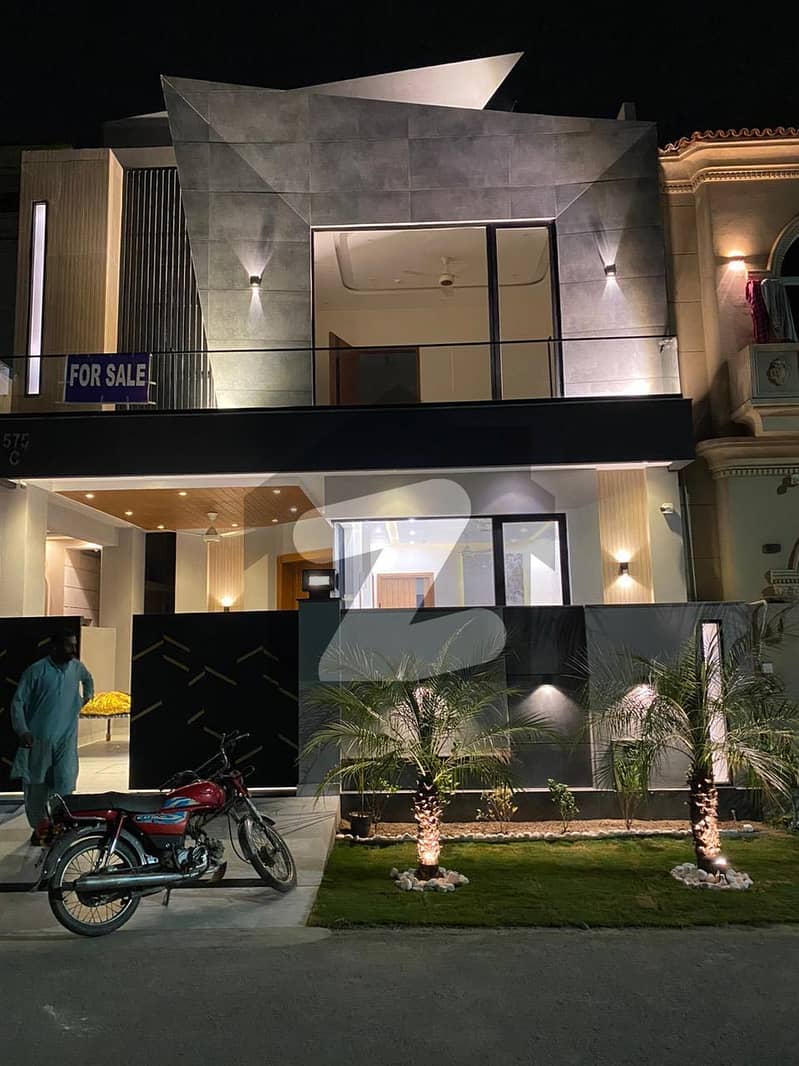 ڈی ایچ اے 9 ٹاؤن ۔ بلاک سی ڈی ایچ اے 9 ٹاؤن,ڈیفنس (ڈی ایچ اے),لاہور میں 3 کمروں کا 5 مرلہ مکان 2.8 کروڑ میں برائے فروخت۔
