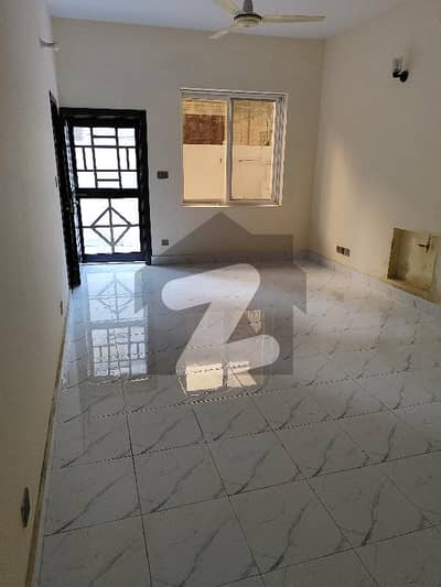 خیابانِ سرسید راولپنڈی میں 10 کمروں کا 7 مرلہ مکان 4.25 کروڑ میں برائے فروخت۔