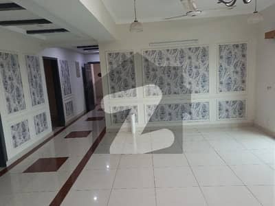 10 Marla 3 Bedrooms Flat For Sale