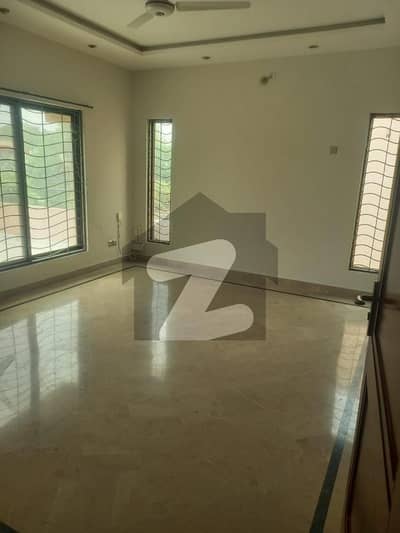 LOWER LOCK 1 KANAL UPPER PORTION AVAIABLE FOR RENT IN DHA PHASE 4 AA BLOCK