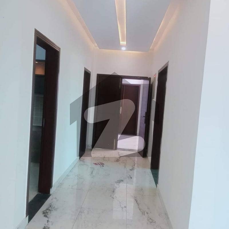 10 Marla 3 Bedrooms Flat For Sale.