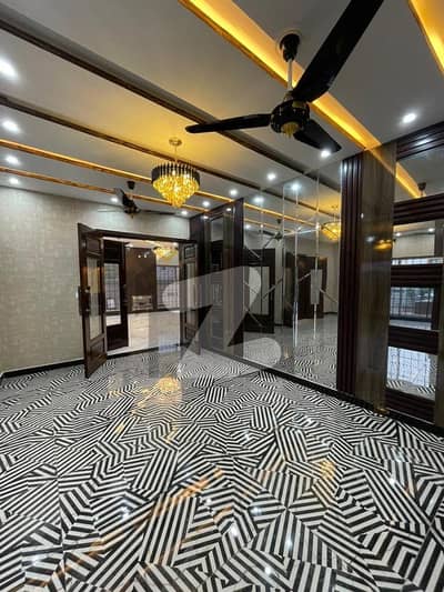 ایل ڈی اے ایوینیو ۔ بلاک جے ایل ڈی اے ایوینیو,لاہور میں 6 کمروں کا 11 مرلہ مکان 3.65 کروڑ میں برائے فروخت۔