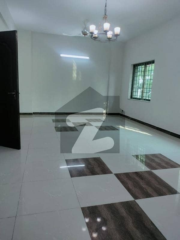 10 MARLA 3 BEDROOMS APARTMENT AVAILABLE FOR RENT