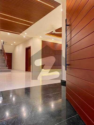 BRAND NEW /LUXURY/DESIGNER 13M CATAGORY HOUSE AVAILABLE FOR RENT