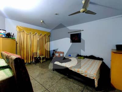 ریونیو سوسائٹی - بلاک بی ریوینیو سوسائٹی,لاہور میں 7 کمروں کا 1 کنال مکان 4.25 کروڑ میں برائے فروخت۔