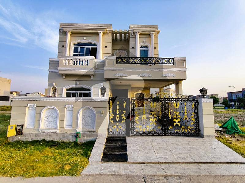 8-Marla Top Quality Superbly Designed Italian Villa On 100ft Road For Sale In DHA