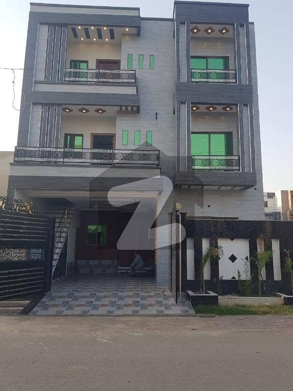 الرحمان گارڈن فیز 2 الرحمان گارڈن,لاہور میں 7 کمروں کا 8 مرلہ مکان 2.7 کروڑ میں برائے فروخت۔