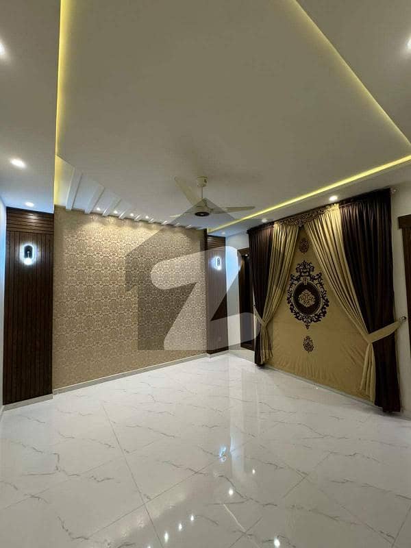 بحریہ ٹاؤن رفیع بلاک بحریہ ٹاؤن سیکٹر ای,بحریہ ٹاؤن,لاہور میں 5 کمروں کا 10 مرلہ مکان 1.0 لاکھ میں کرایہ پر دستیاب ہے۔