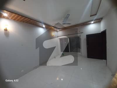 طارق گارڈنز لاہور میں 8 کمروں کا 1 کنال مکان 9.0 کروڑ میں برائے فروخت۔