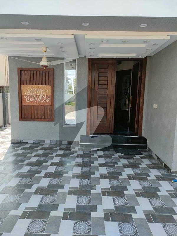 بحریہ ٹاؤن لاہور میں 5 کمروں کا 10 مرلہ مکان 4.1 کروڑ میں برائے فروخت۔