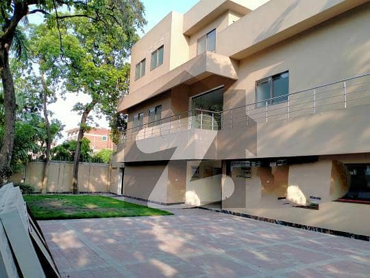 مین بلیوارڈ گلبرگ گلبرگ,لاہور میں 5 کمروں کا 1 کنال دفتر 9.0 لاکھ میں کرایہ پر دستیاب ہے۔