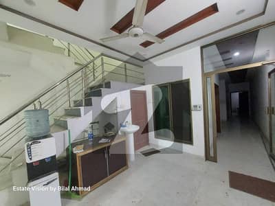 سوساں روڈ فیصل آباد میں 7 کمروں کا 4 مرلہ عمارت 1.1 لاکھ میں کرایہ پر دستیاب ہے۔