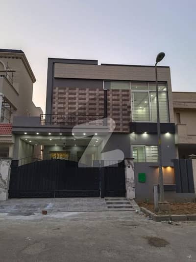 Bahriya Nasheman 8 Marla Ultra Modern Design House Available For Sale Prime Location Near Tooo Market And Park Solid Construction All Facilities Available Here. .