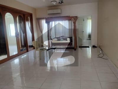 Chance Deal 4 Bedroom Prime Location Flat Is Available