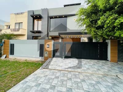 10 marla brand new house in state life society near dha phase 5 ring road. 
5 bed room
drawing
dining
tvl
kitchen
store. 
tiled floor. 
car parking
ideal location
near dha phase 5 ring road lahore.