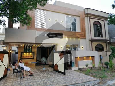 A BEAUTIFUL 8 MARLA HOUSE FOR SALE IN UMAR BLOCK SECTOR B BAHRIA TOWN LAHORE