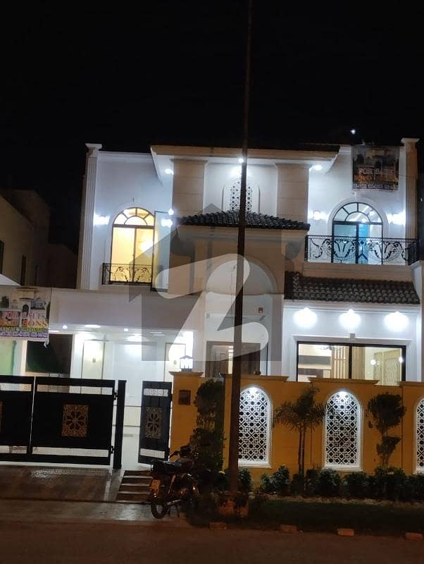 ڈی ایچ اے فیز 8 ڈیفنس (ڈی ایچ اے),لاہور میں 4 کمروں کا 10 مرلہ مکان 5.15 کروڑ میں برائے فروخت۔