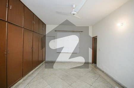 ڈی ایچ اے فیز 2 ڈیفنس (ڈی ایچ اے),لاہور میں 2 کمروں کا 1 کنال بالائی پورشن 80.0 ہزار میں کرایہ پر دستیاب ہے۔