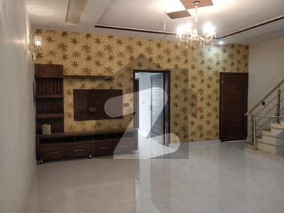 پی آئی اے ہاؤسنگ سکیم لاہور میں 6 کمروں کا 10 مرلہ مکان 3.9 کروڑ میں برائے فروخت۔