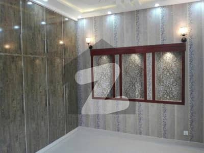10 Marla Slightly House For Sale In Bahria Town - Oveseas A Block Lahore