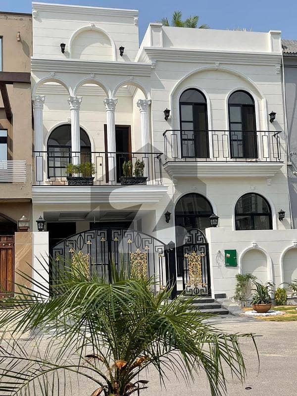 بحریہ ٹاؤن سیکٹرڈی بحریہ ٹاؤن,لاہور میں 3 کمروں کا 5 مرلہ مکان 1.95 کروڑ میں برائے فروخت۔