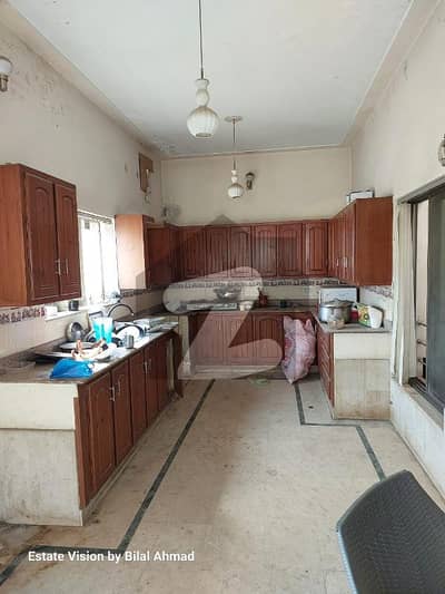 آفیسرز کالونی 2 فیصل آباد میں 5 کمروں کا 7 مرلہ مکان 2.0 کروڑ میں برائے فروخت۔