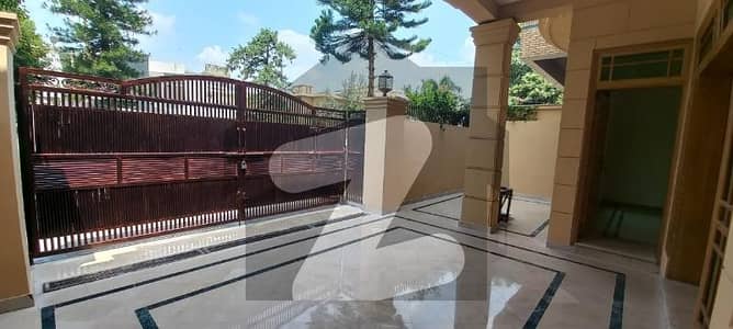 10 Marla 5 Bedrooms House For Rent In F-6, Islamabad.