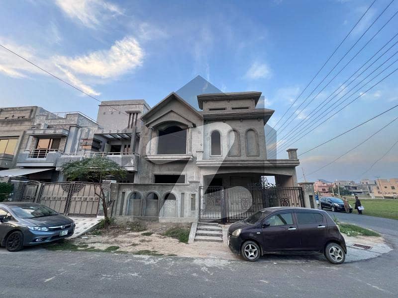 طارق گارڈنز ۔ بلاک اے طارق گارڈنز,لاہور میں 5 کمروں کا 10 مرلہ مکان 3.85 کروڑ میں برائے فروخت۔