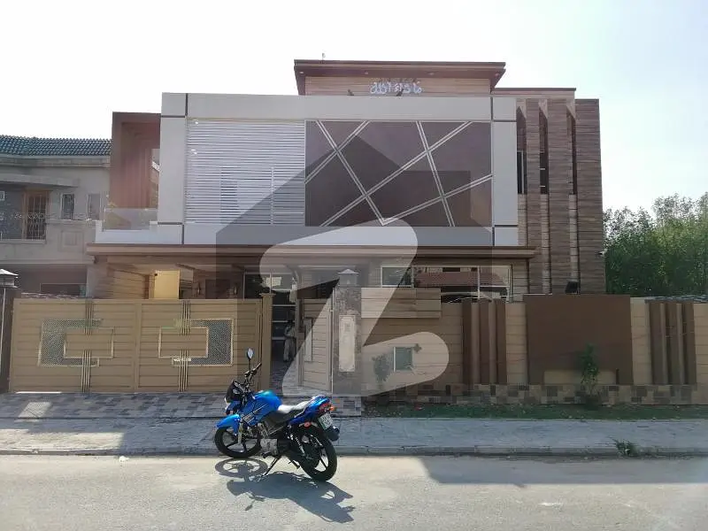 A BEAUTIFUL 1 KANAL HOUSE FOR SALE IN SHAHEEN BLOCK SECTOR B BAHRIA TOWN LAHORE