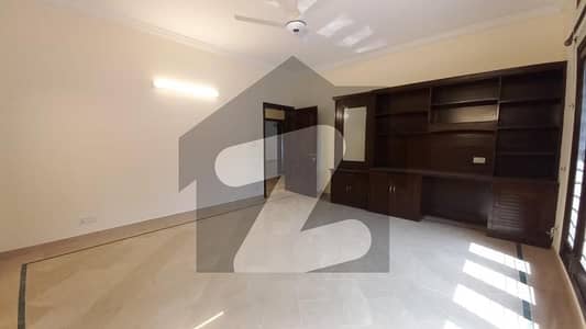 Stunning 666 Square Yards 7 Bedroom House For Sale In F-7, Islamabad.