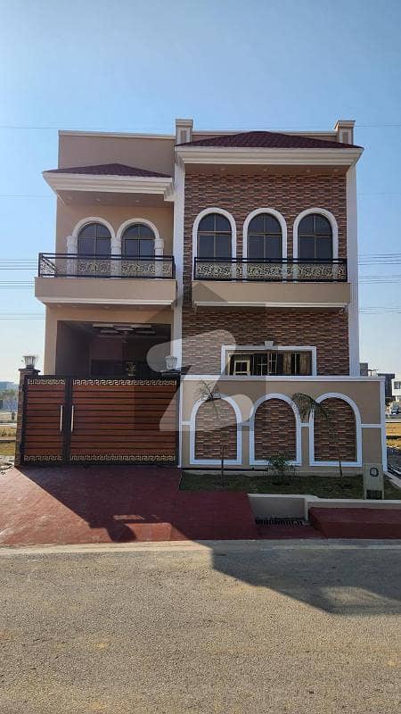 فیصل ٹاؤن - ایف ۔ 18 اسلام آباد میں 5 کمروں کا 6 مرلہ مکان 2.5 کروڑ میں برائے فروخت۔