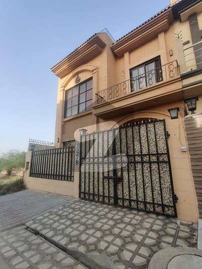 رائل ریزیڈنشیا - بلاک بی رائل ریزیڈینشیا,لاہور میں 3 کمروں کا 5 مرلہ مکان 1.2 کروڑ میں برائے فروخت۔