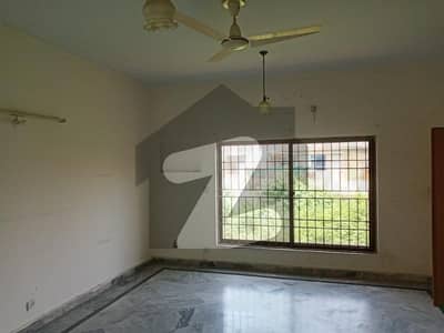 G-11/2 Services Road 600 Sq-Yrd Upper Portion For Rent,3 Master Bed's