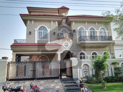 فارمانئیٹس ہاؤسنگ سکیم لاہور میں 5 کمروں کا 10 مرلہ مکان 1.25 لاکھ میں کرایہ پر دستیاب ہے۔
