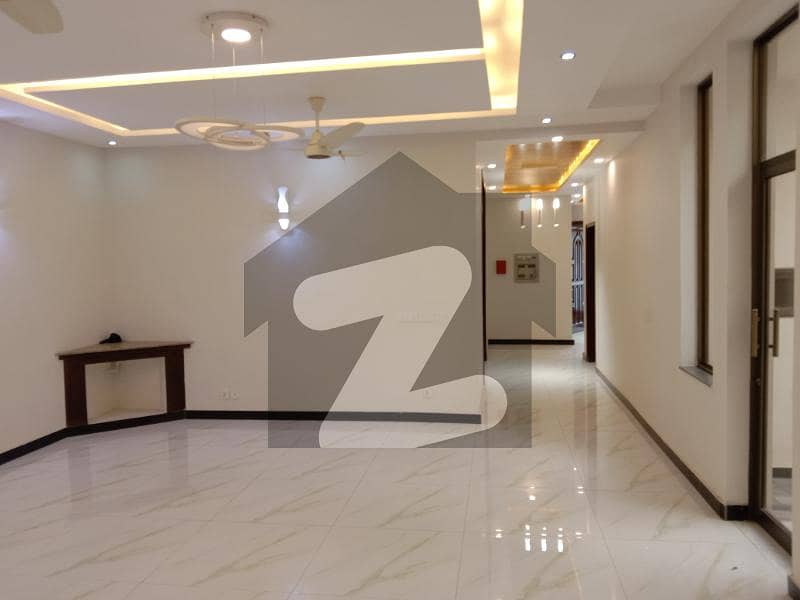 ڈی ایچ اے فیز 3 ڈیفنس (ڈی ایچ اے),لاہور میں 4 کمروں کا 1 کنال مکان 1.65 لاکھ میں کرایہ پر دستیاب ہے۔