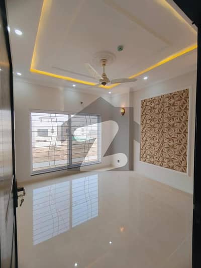 ڈی ایچ اے 9 ٹاؤن ۔ بلاک بی ڈی ایچ اے 9 ٹاؤن,ڈیفنس (ڈی ایچ اے),لاہور میں 4 کمروں کا 5 مرلہ مکان 3.1 کروڑ میں برائے فروخت۔