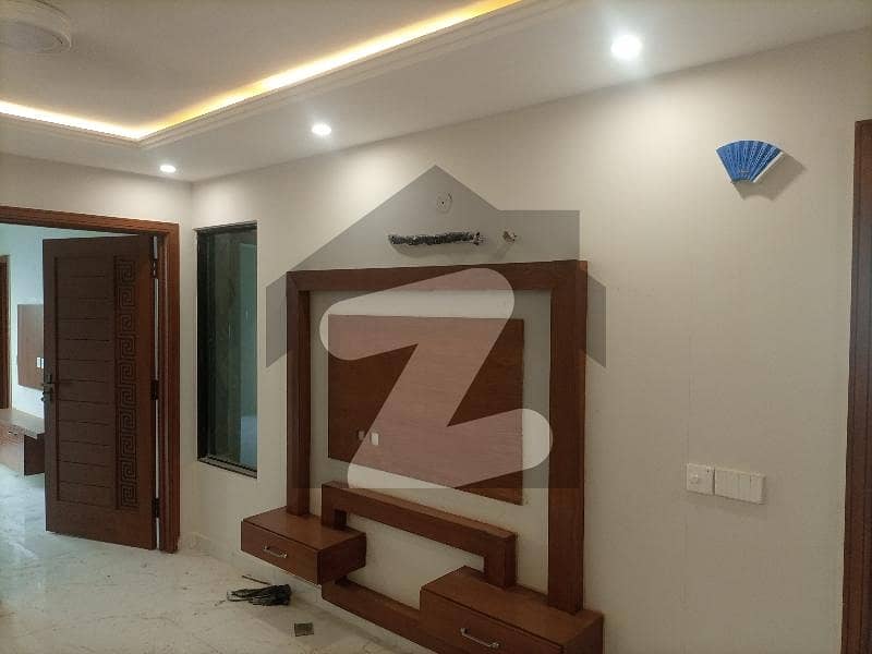 1 BED FULLY LUXURY NON FURNISH IDEAL LOCATION EXCELLENT FLAT FOR RENT IN BAHRIA TOWN LAHORE