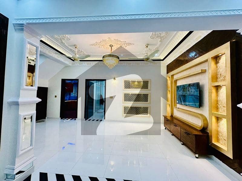 بحریہ نشیمن ۔ زِنیا بحریہ نشیمن,لاہور میں 4 کمروں کا 8 مرلہ مکان 2.15 کروڑ میں برائے فروخت۔