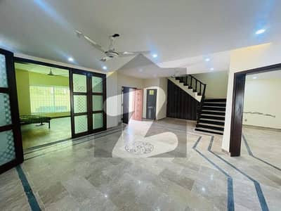 6 BEDROOMS DOUBLE STOREY HOUSE IS AVAILABLE FOR RENT.